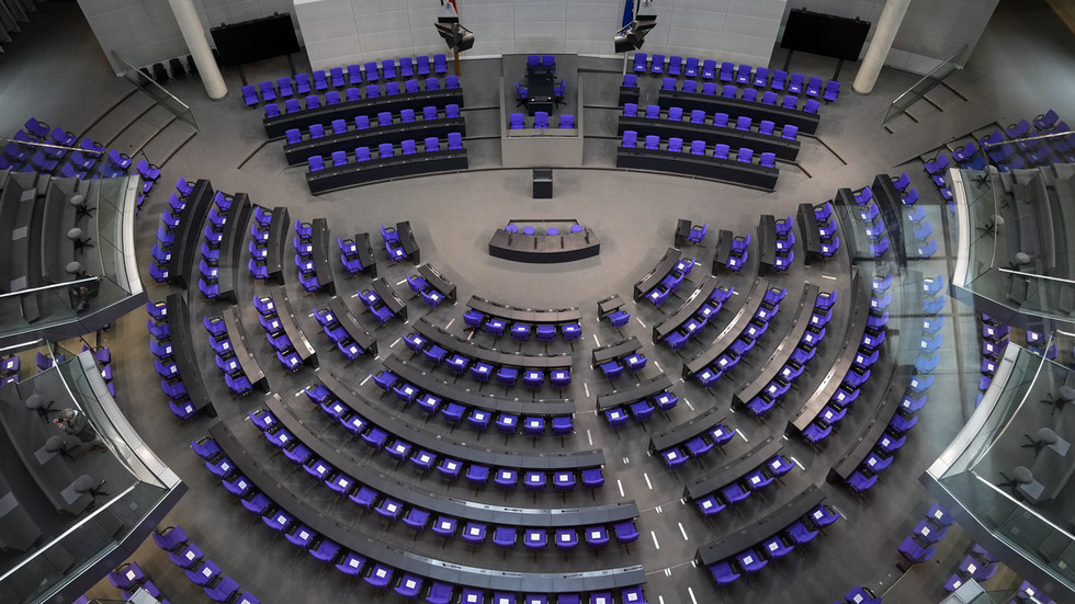 Parlamenti gjerman rritet/ , U bë 'XXL Bundestag', i dyti më i 