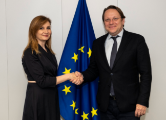 Oliver Varhelyi poston foto me Jorida Tabakun: Diskutuam hapat e ardhshëm të procesit të integrimit të Shqipërisë në BE