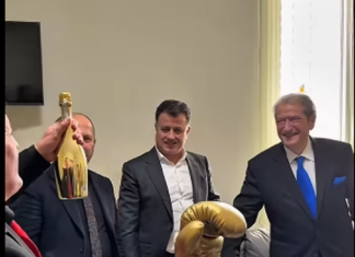 Sali Berisha shfaqet në Itali me dorezë boksi dhe shishe shampanje