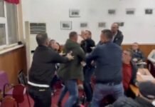 “Turp të keni, legena”/ Plas grushti në Këshillin Bashkiak të Pogradecit