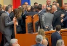 Dhunë në Parlament, deputetët e PD zënë vendet e ministrave