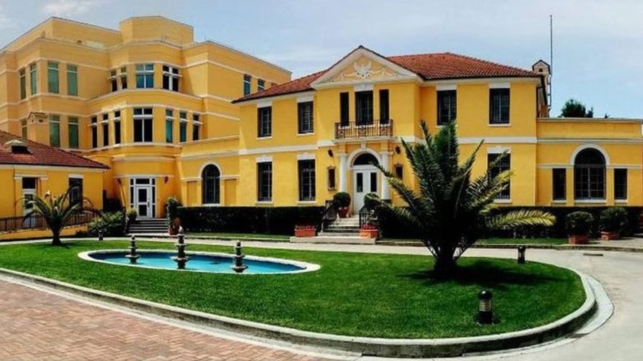 -900-0-ambasada-amerikane-1