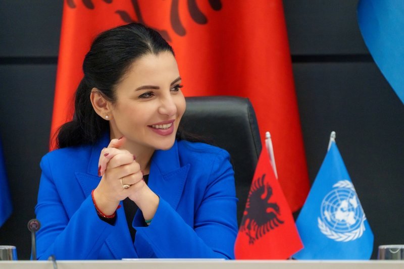 -800-0-e52b6b5571ec9611992ee4228c9caedc